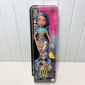 Mattel Monster High Cleo DeNile Articulated With Gold Pyramid Purse